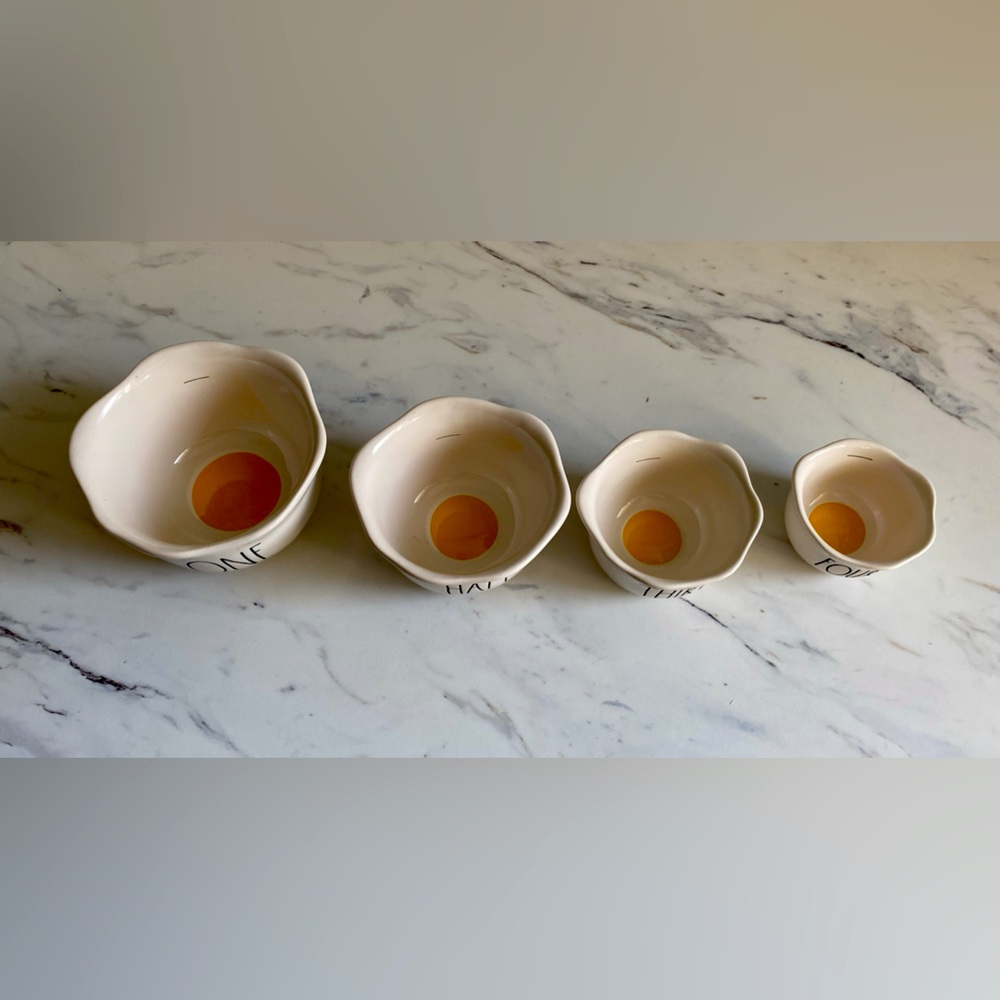 Beautiful & charming ceramic Rae Dunn Egg Measuring cups. Originally from 🇺🇸